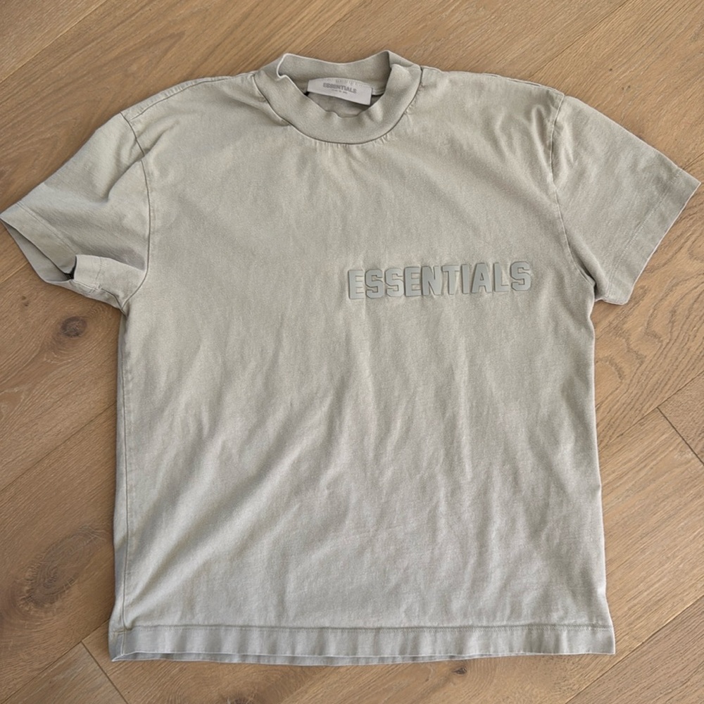 Fear of God Essentials Men’s oversized T-shirt, size XS bone color